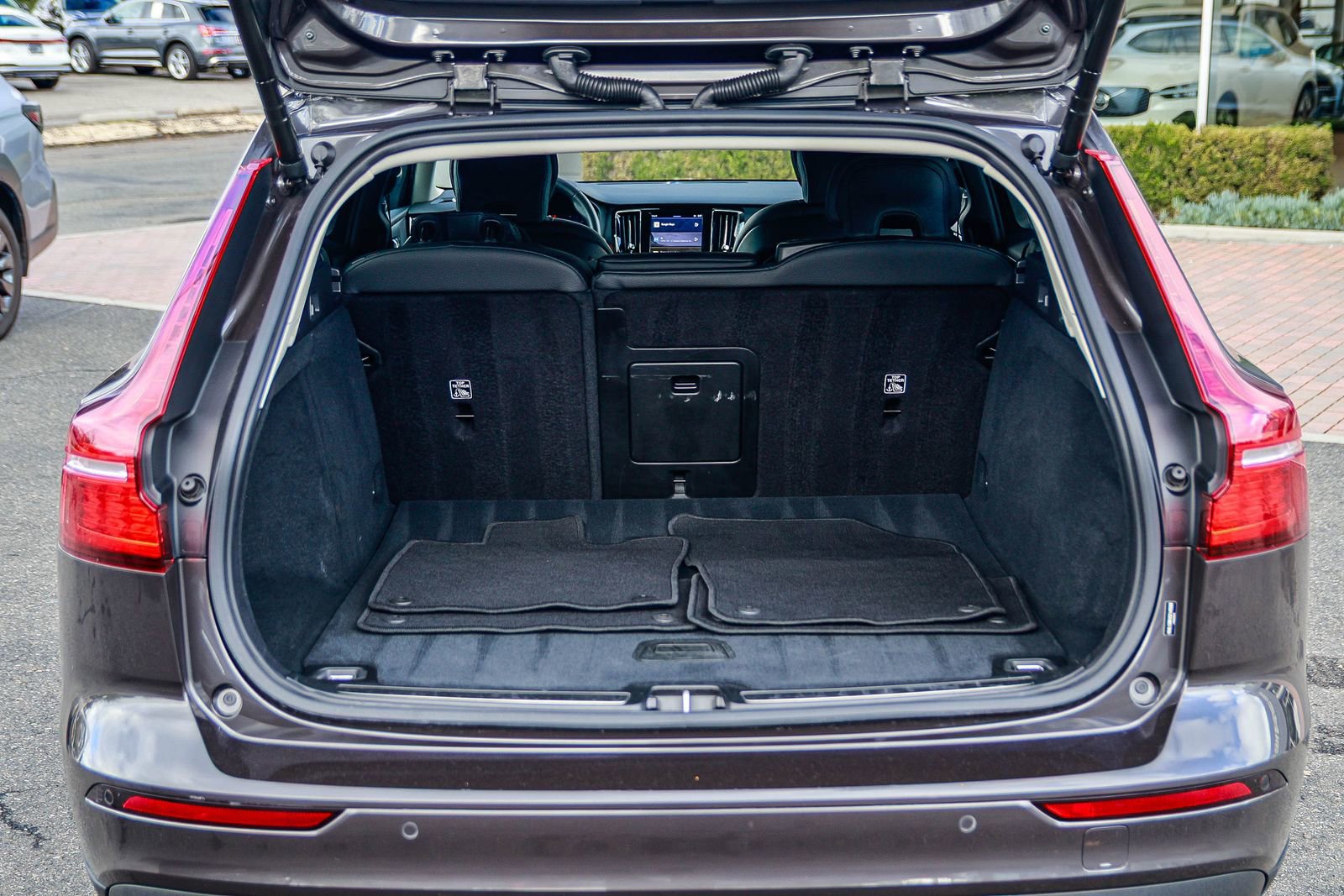 Used 2025 Volvo V60 B5 Cross Country Plus image 59