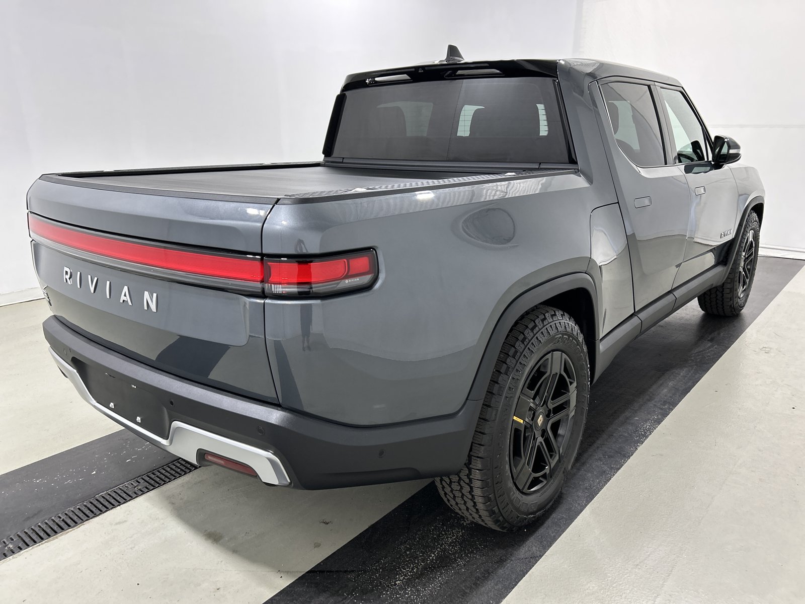 Used 2024 Rivian R1T Adventure AWD/4WD image 5