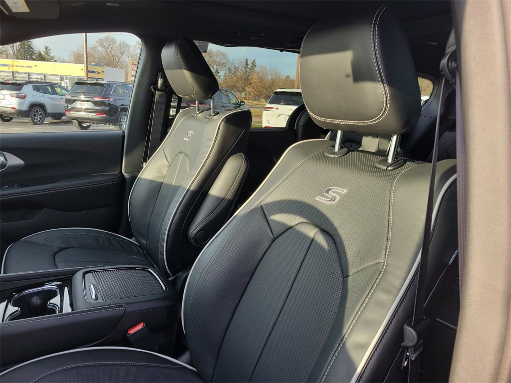 New 2026 Chrysler Pacifica Limited image 21