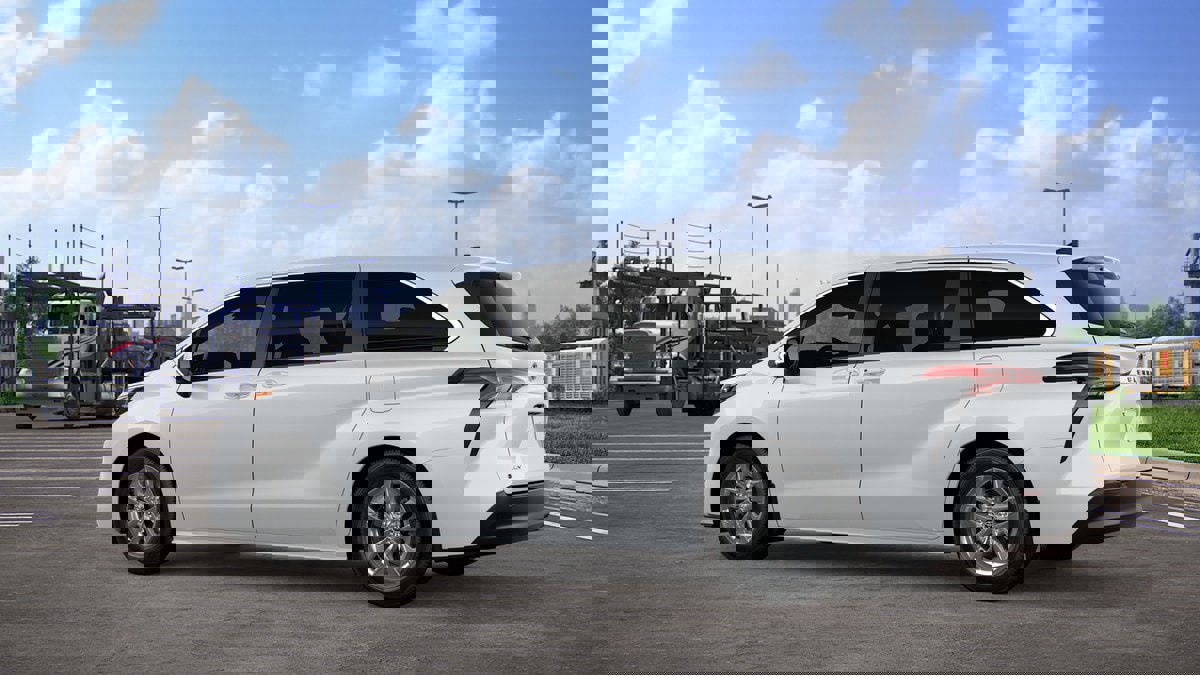 New 2026 Toyota Sienna LE image 5