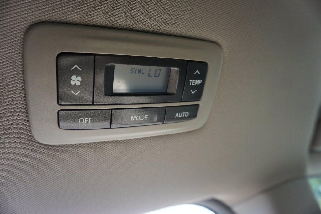 Used 2015 Toyota Sienna XLE Premium FWD image 18