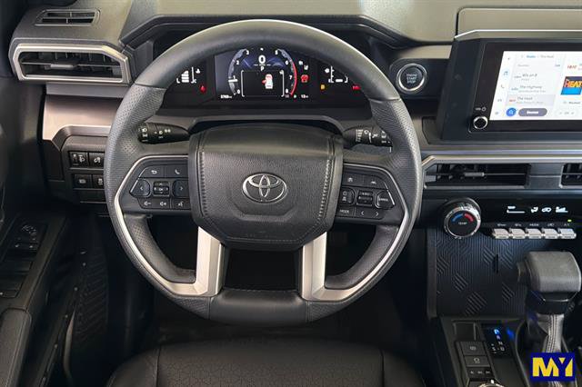 Used 2025 Toyota 4Runner SR5 AWD/4WD image 17