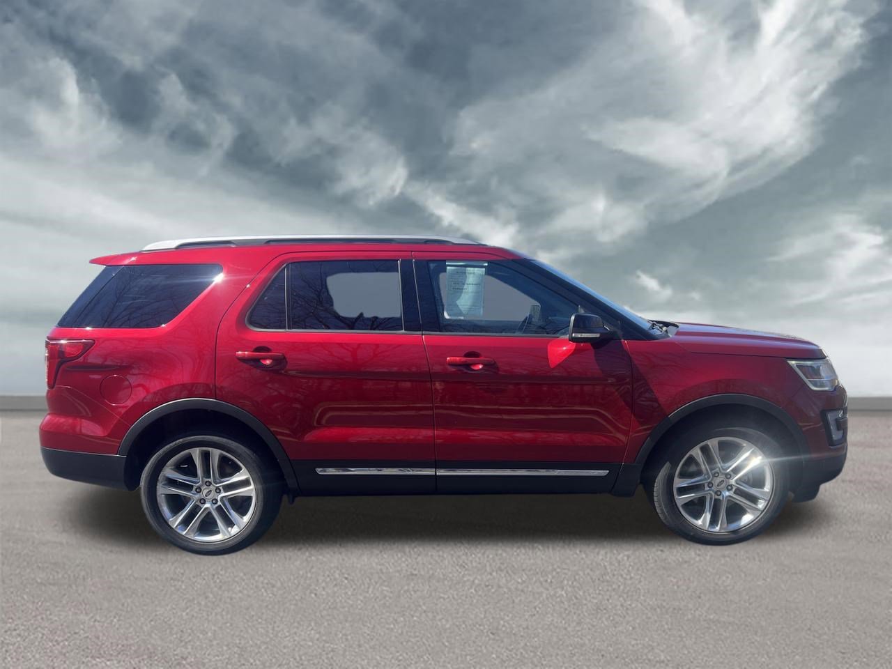 Used 2017 Ford Explorer XLT w/ Equipment Group 202A image 3