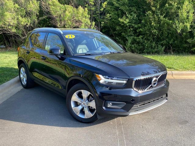 Used 2021 Volvo XC40 T5 Momentum image 1