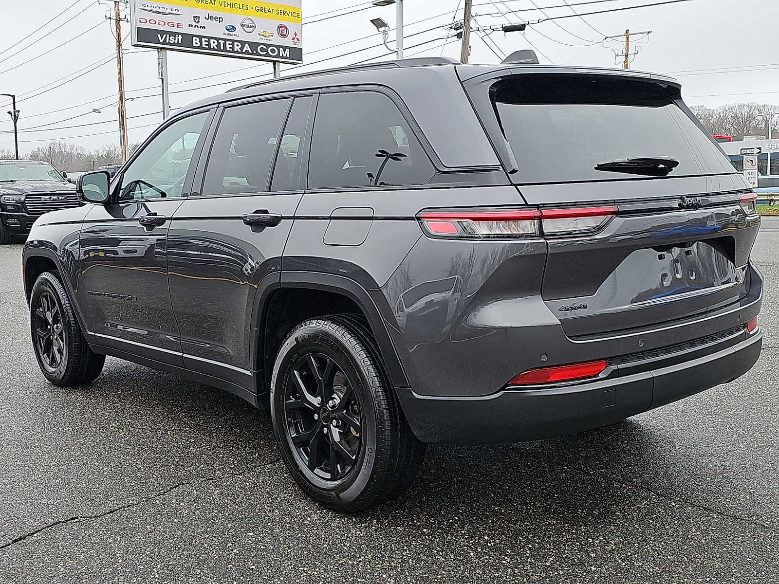 Used 2025 Jeep Grand Cherokee Altitude AWD/4WD image 4