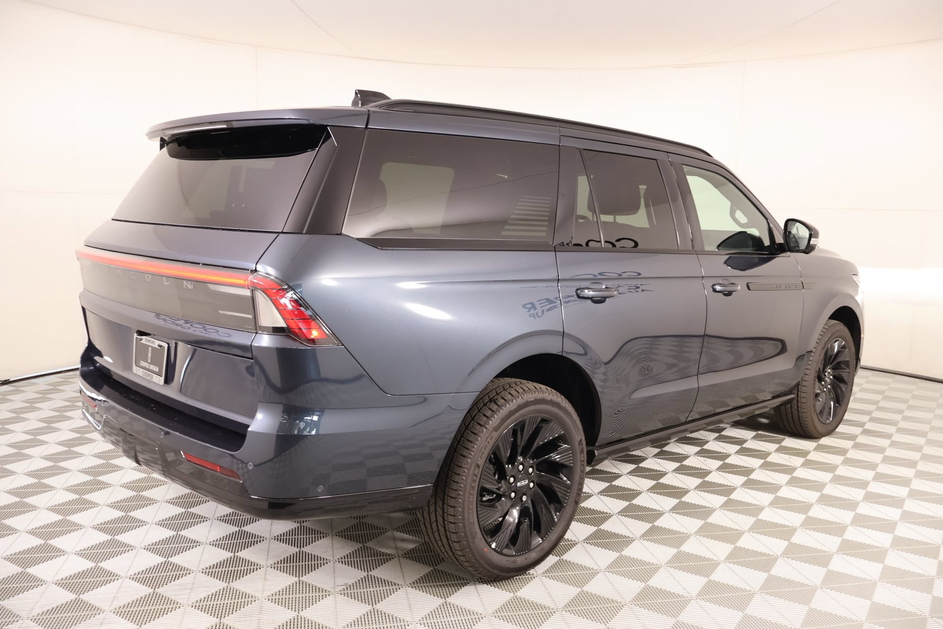 New 2025 Lincoln Navigator Reserve w/ Jet Appearance Package AWD/4WD image 23