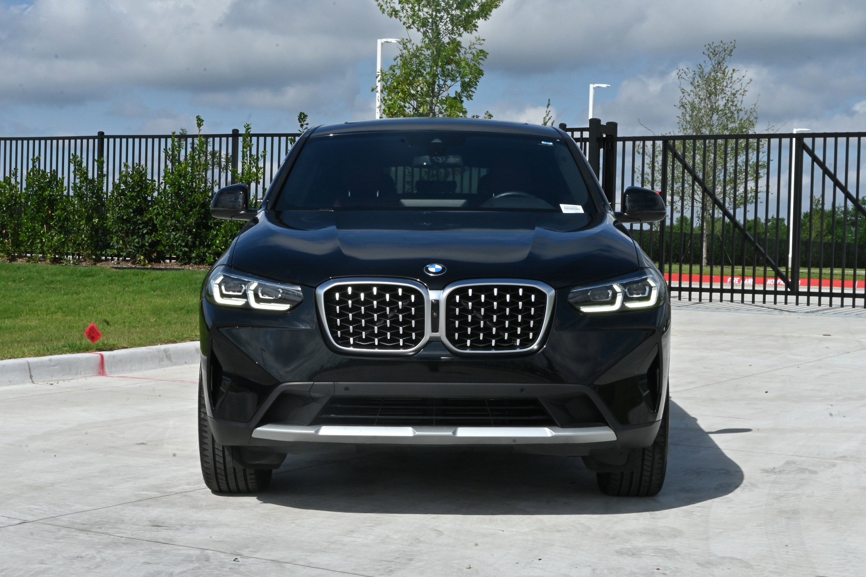 Certified 2024 BMW X4 xDrive30i w/ Premium Package AWD/4WD image 3