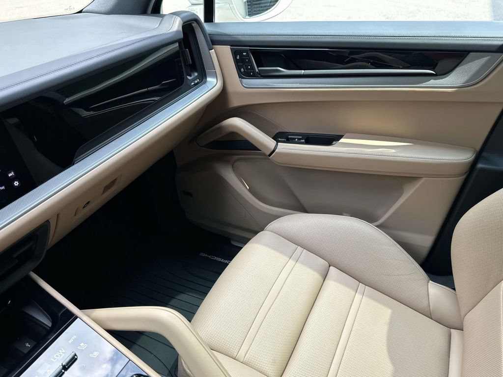 Certified 2025 Porsche Cayenne E-Hybrid AWD/4WD image 29