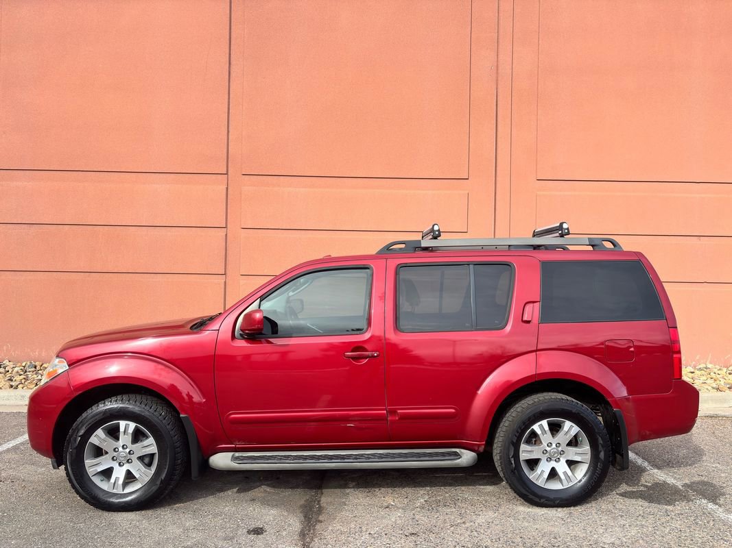 Used 2010 Nissan Pathfinder SE w/ SE Premium Journey Pkg image 3