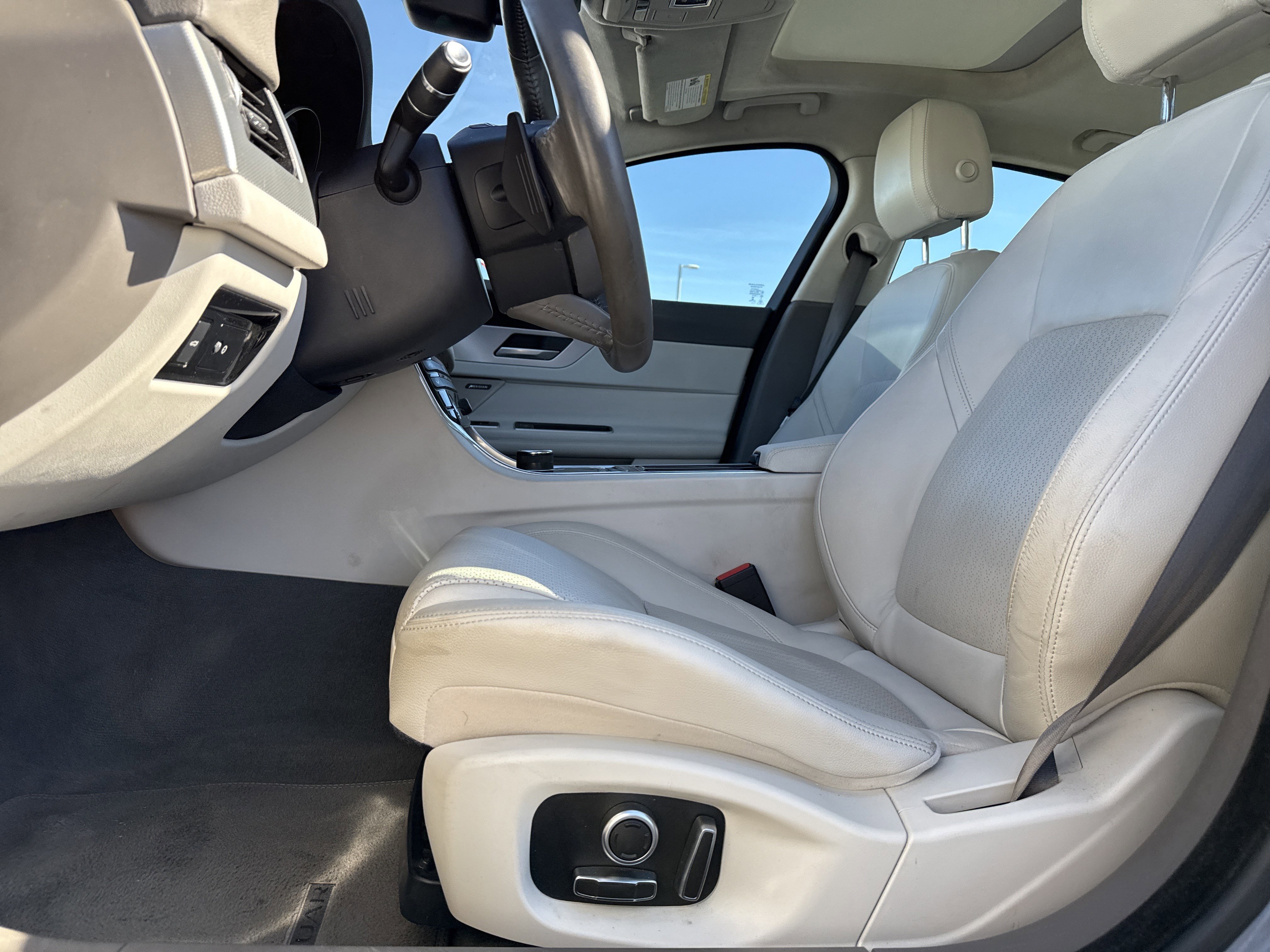 Used 2020 Jaguar XF Prestige image 16