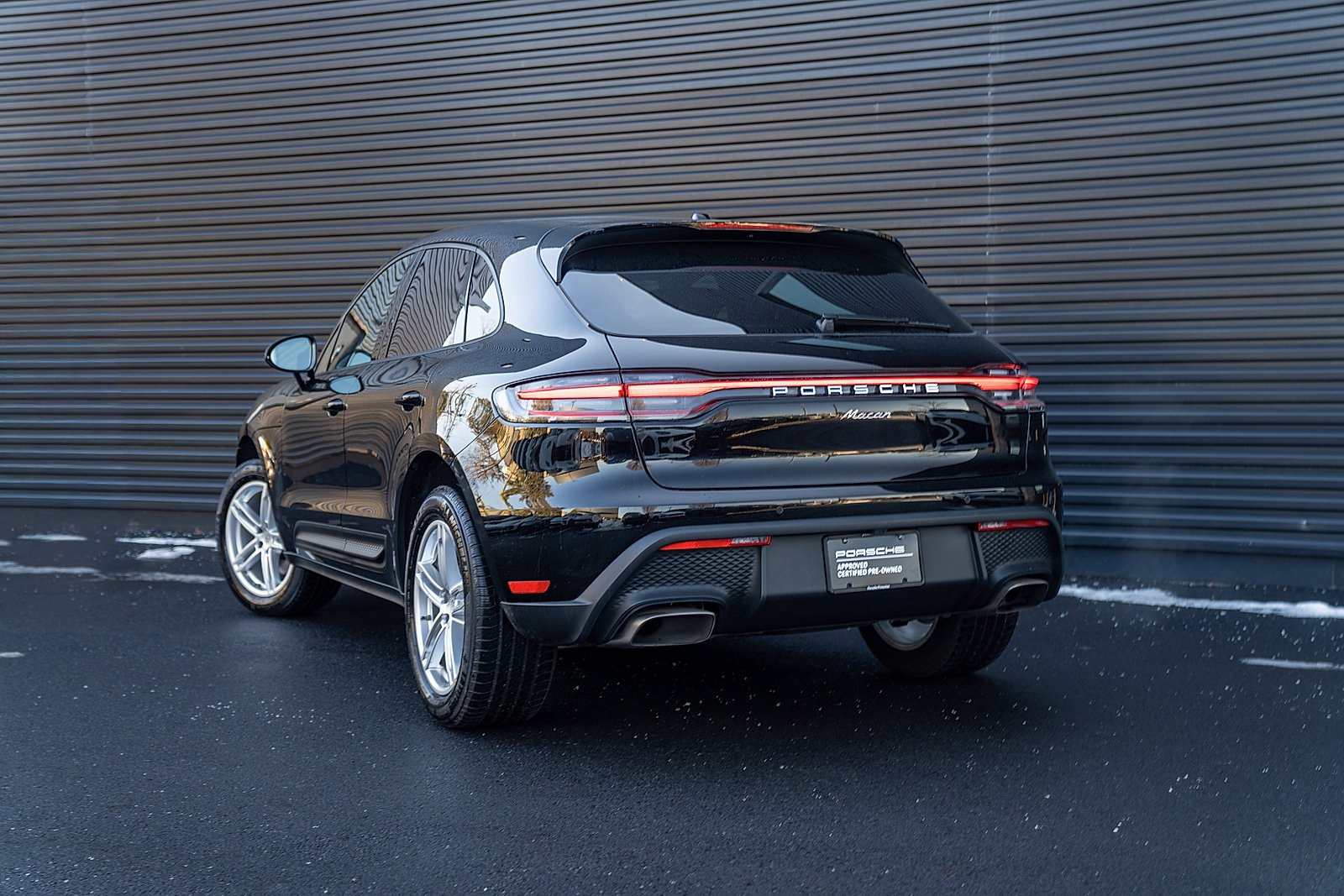 Certified 2025 Porsche Macan AWD/4WD image 3