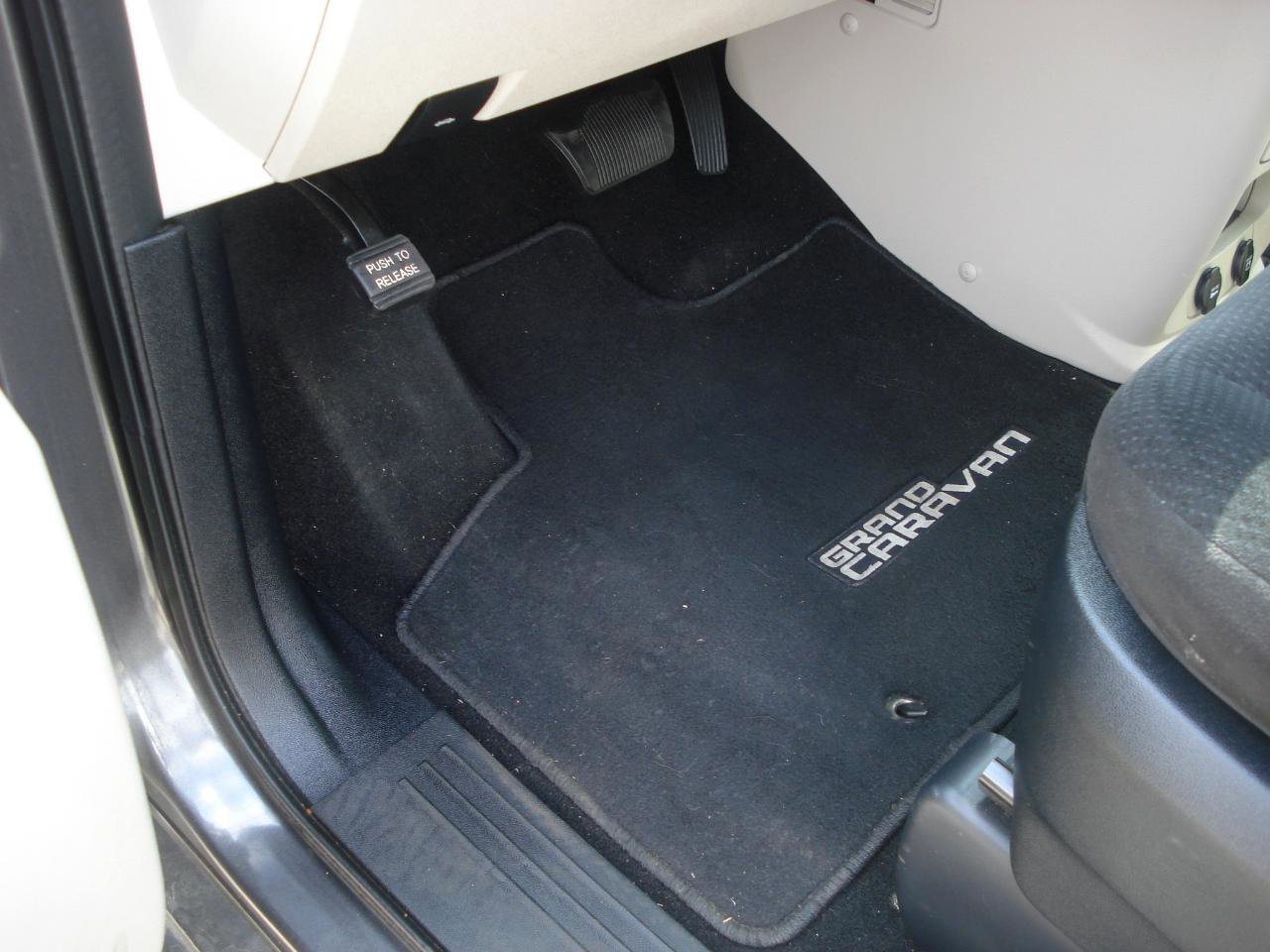 Used 2016 Dodge Grand Caravan SE image 16