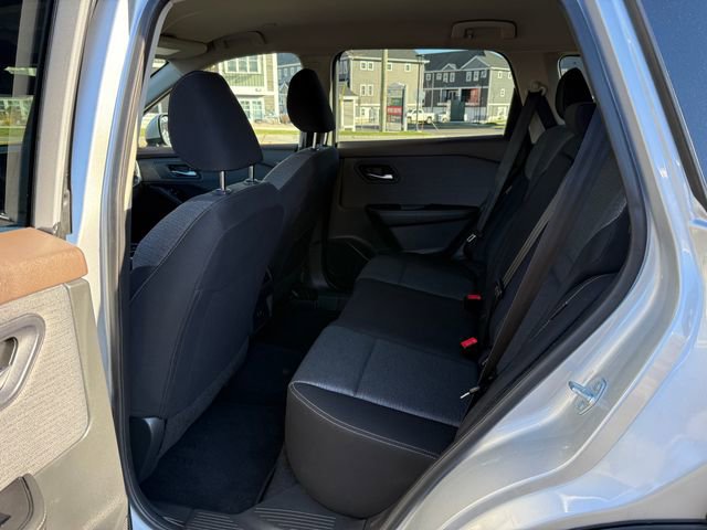 Used 2023 Nissan Rogue SV image 4