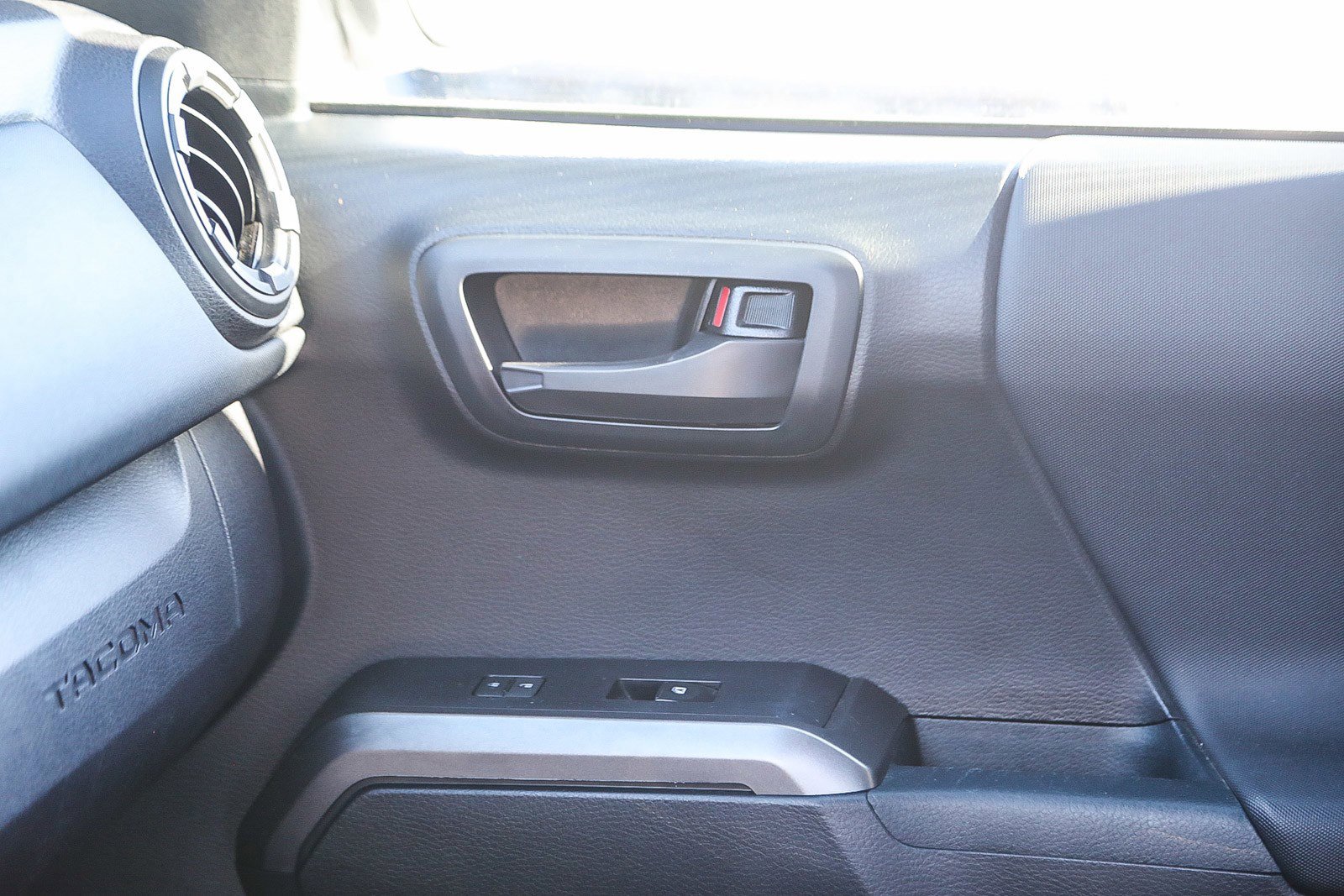 Used 2018 Toyota Tacoma TRD Off-Road image 23