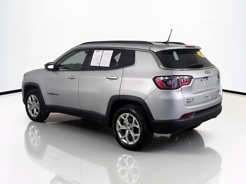 Used 2024 Jeep Compass Latitude AWD/4WD image 7