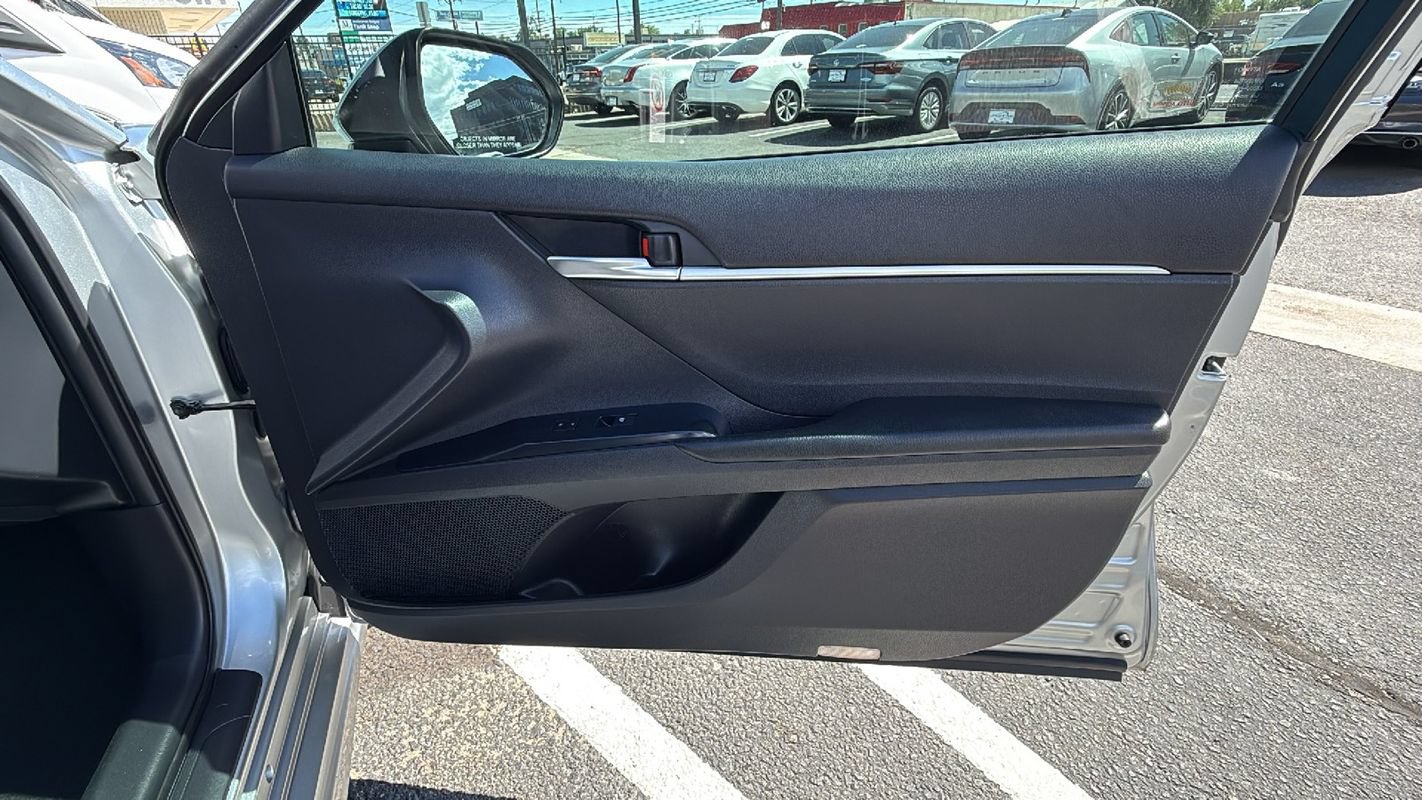 Used 2018 Toyota Camry SE w/ Convenience Package FWD image 17