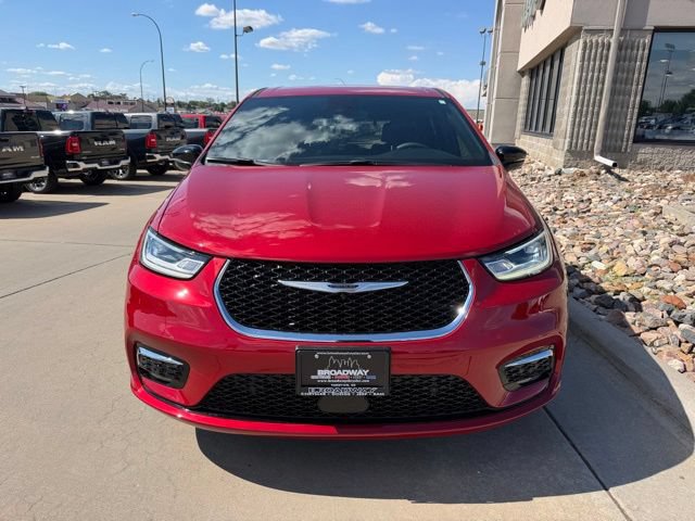 Used 2026 Chrysler Pacifica Select AWD/4WD image 2