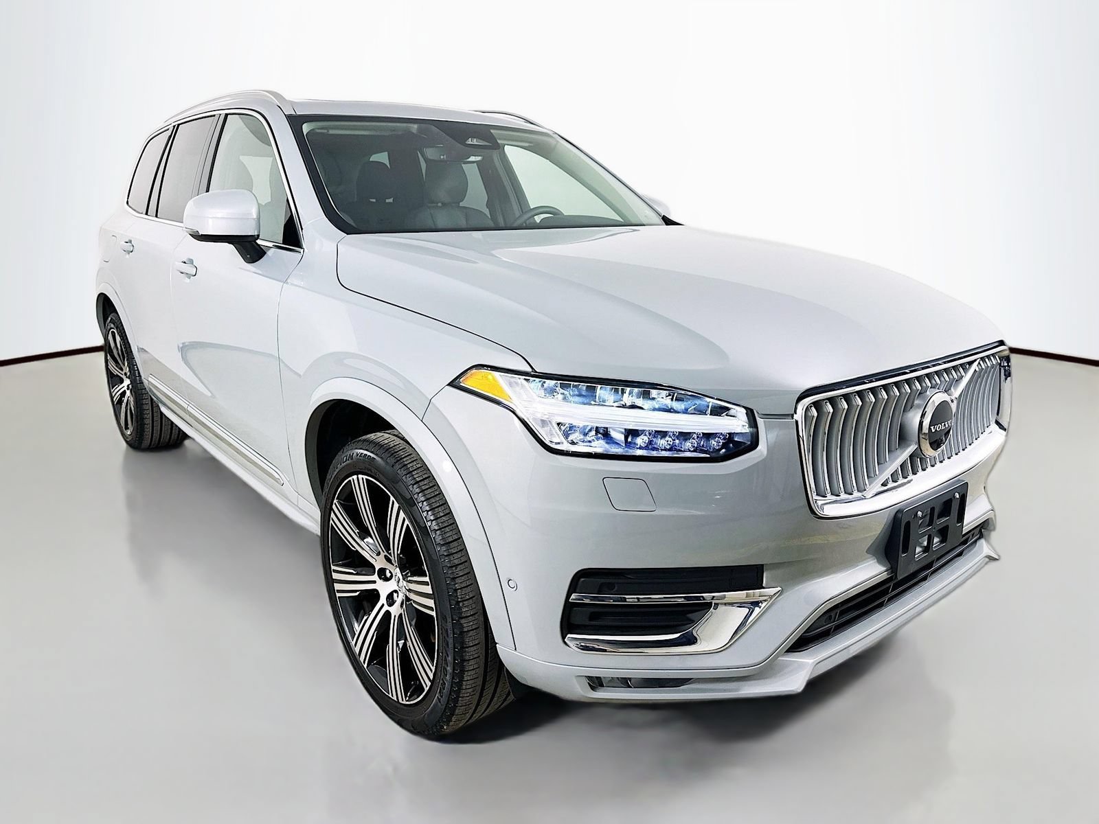 Used 2025 Volvo XC90 B6 Plus w/ Protection Package Premier AWD/4WD image 3
