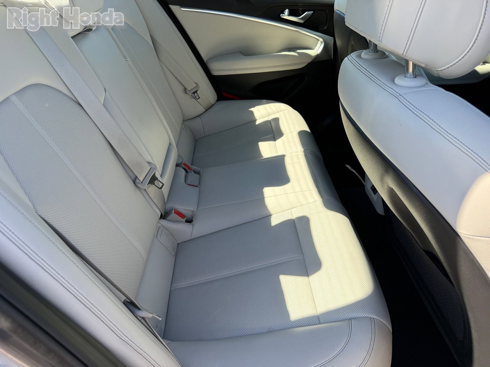 Used 2025 Genesis G70 2.5T image 32