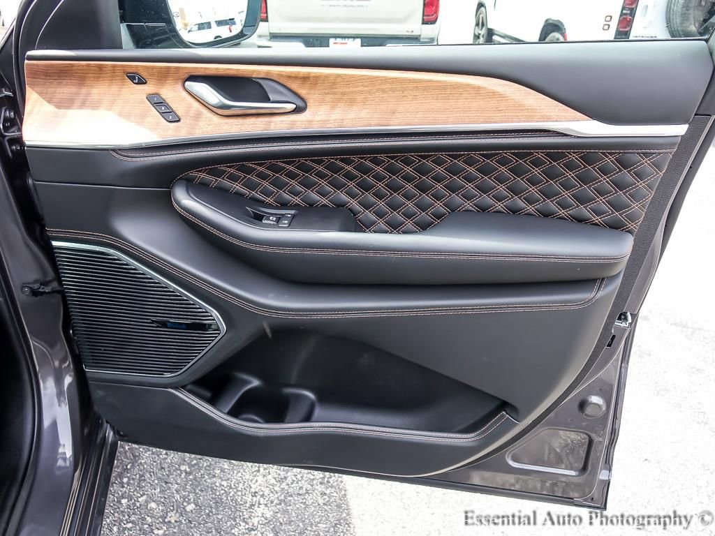 Used 2025 Jeep Grand Cherokee L Summit image 29