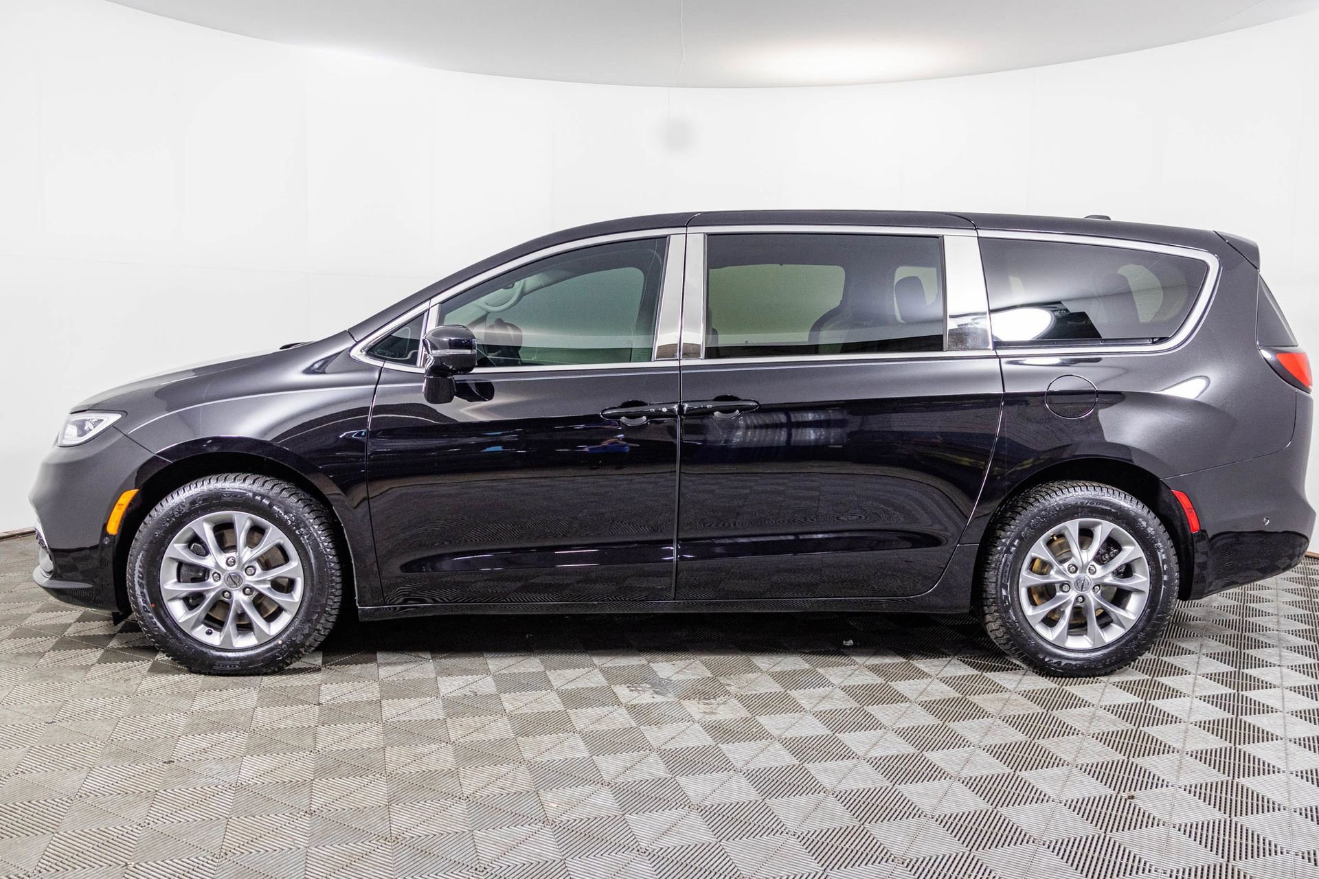 Used 2024 Chrysler Pacifica Touring-L image 14
