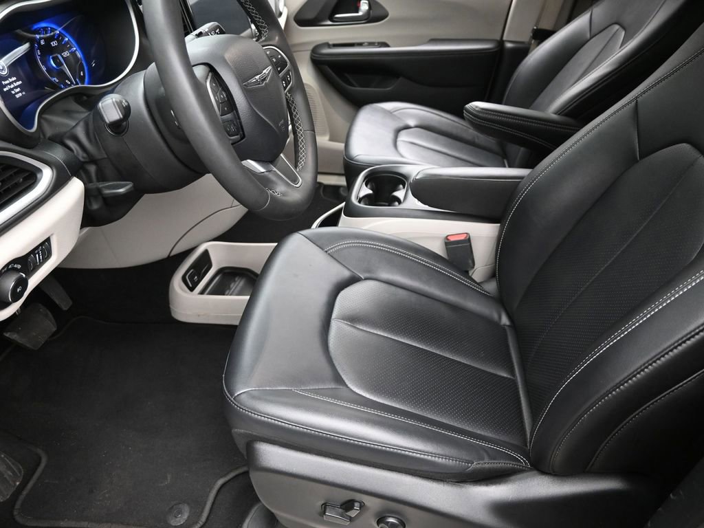 Used 2024 Chrysler Pacifica Touring-L image 18