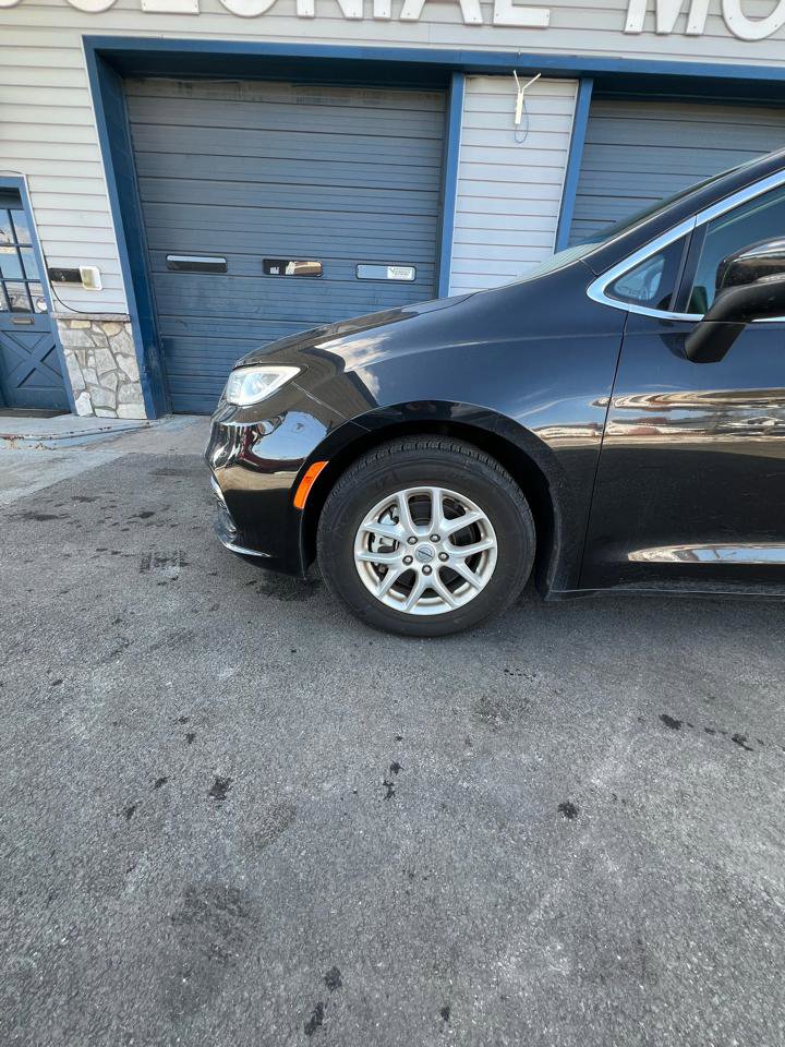 Used 2023 Chrysler Pacifica Touring-L image 2