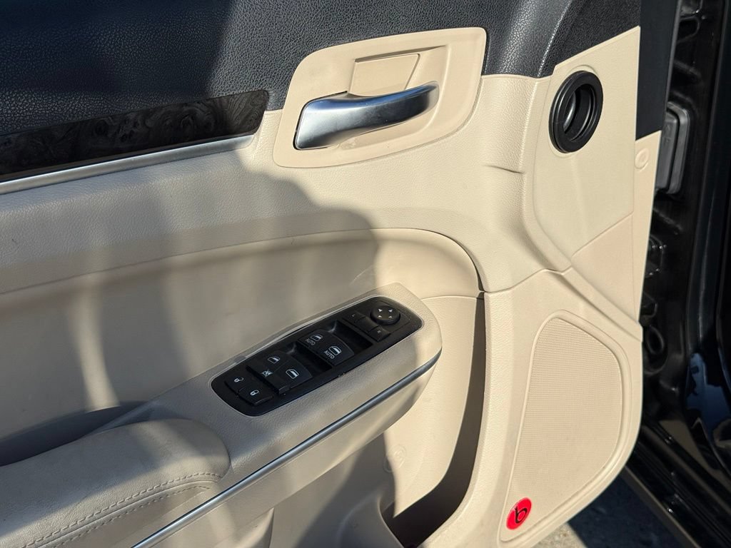 Used 2014 Chrysler 300 w/ Driver Convenience Group RWD image 10