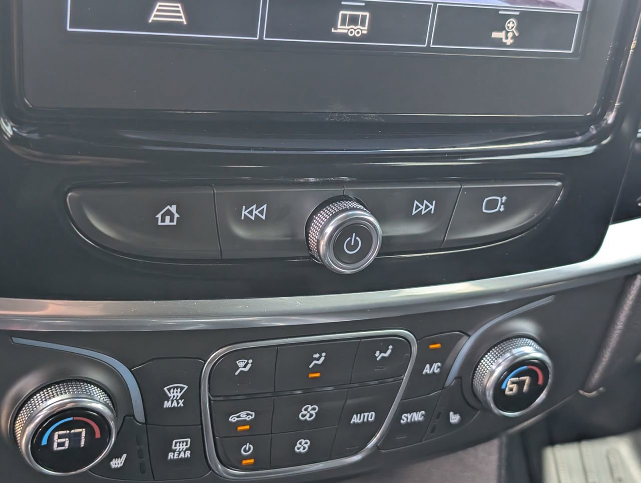 Used 2023 Chevrolet Traverse LT image 16