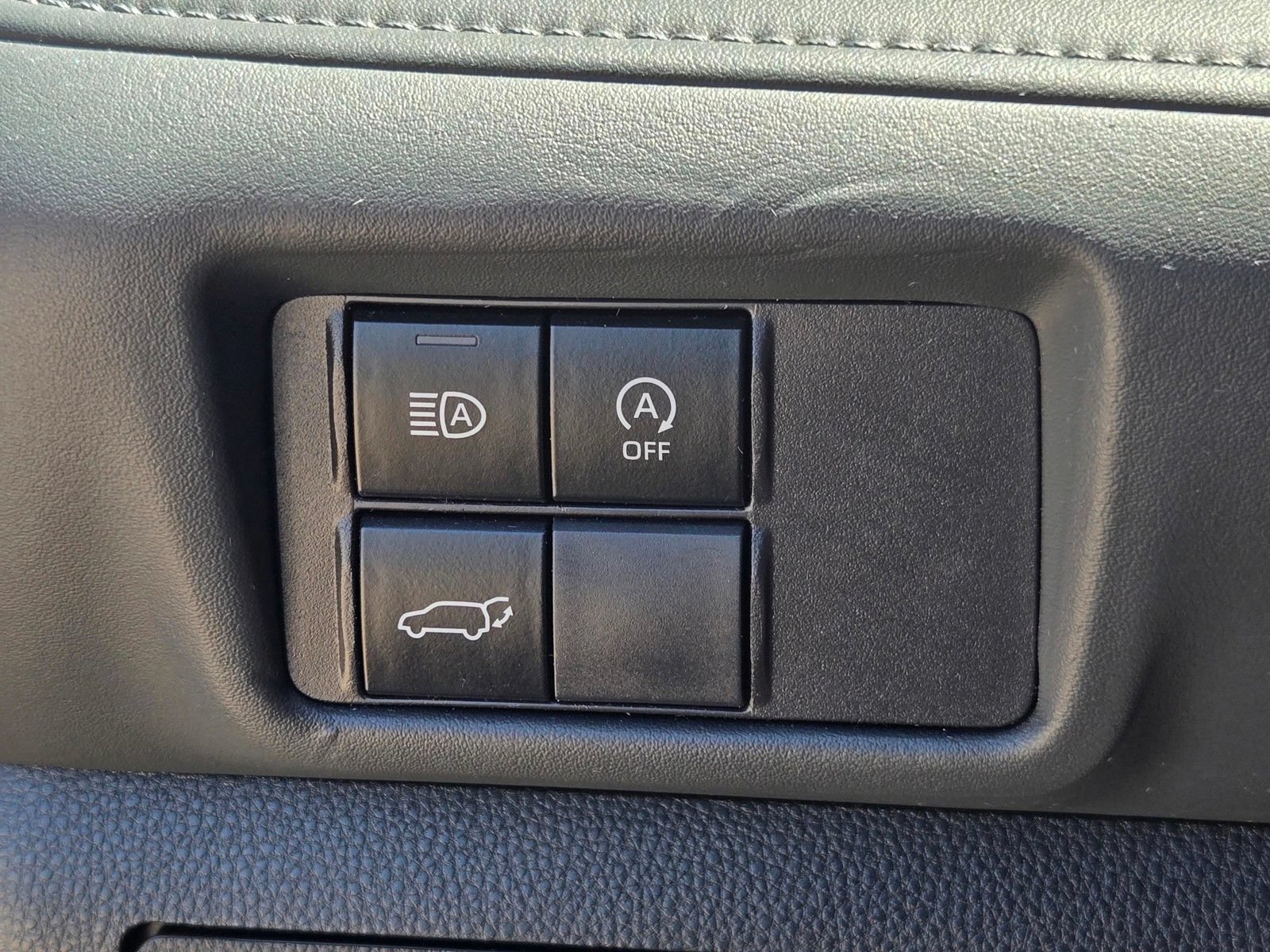 Used 2023 Toyota Highlander LE AWD/4WD image 17