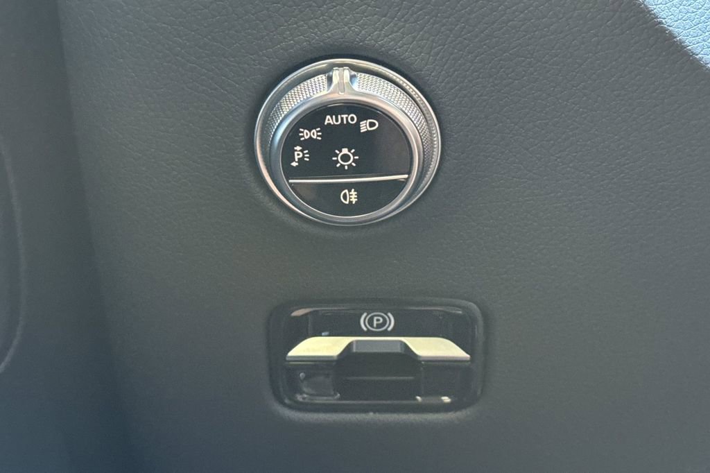 Used 2025 Mercedes-Benz GLC 350e 4MATIC image 34