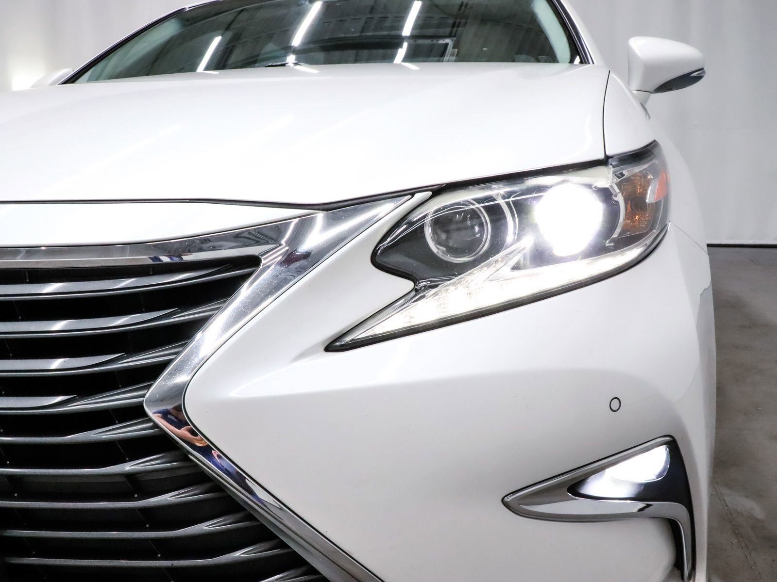 Used 2016 Lexus ES 350 w/ Luxury Package w/Wood Trim image 48