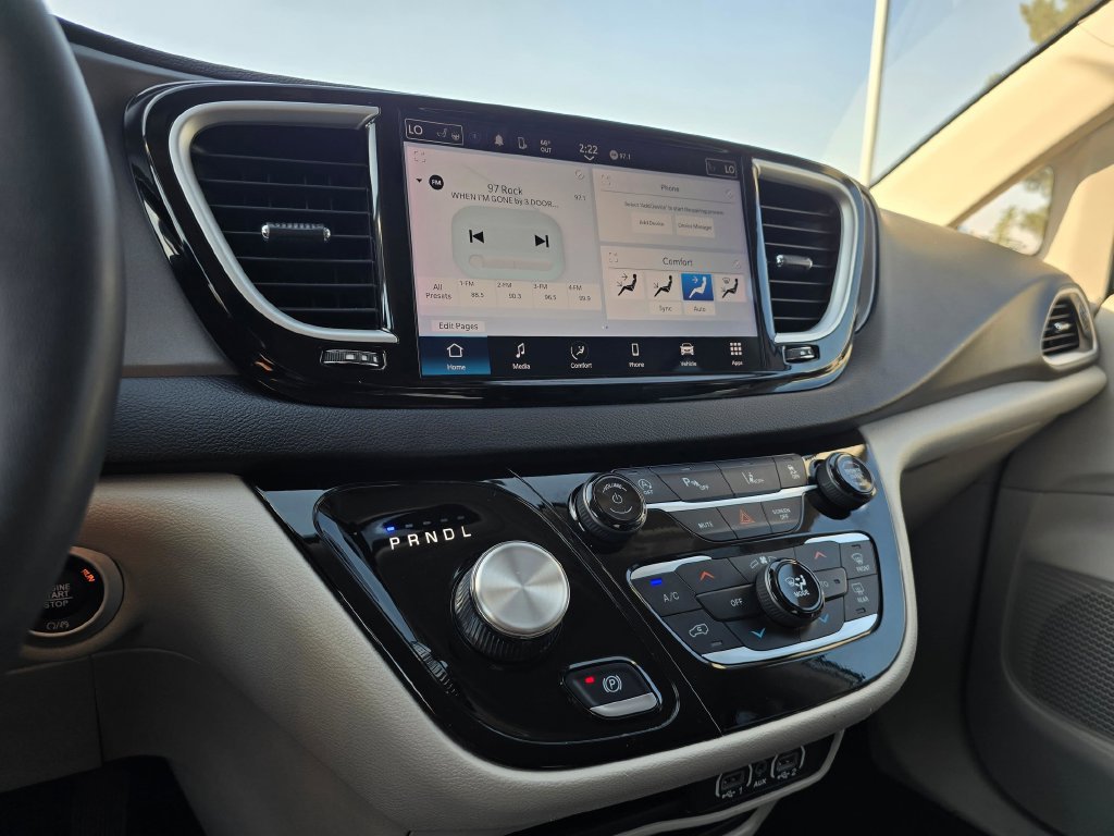 Used 2024 Chrysler Pacifica Touring-L FWD image 19