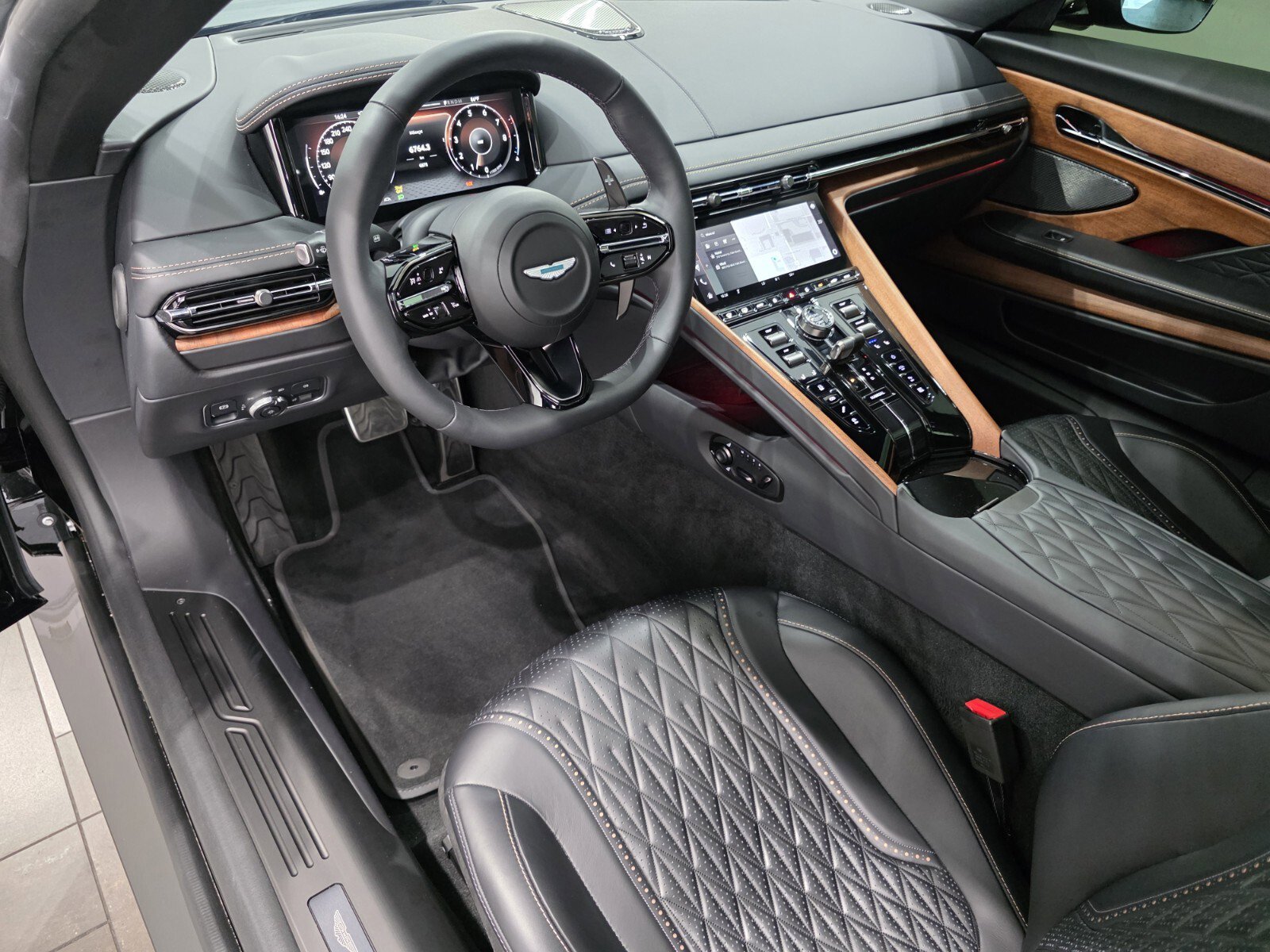 Used 2025 Aston Martin DB12 Coupe image 3
