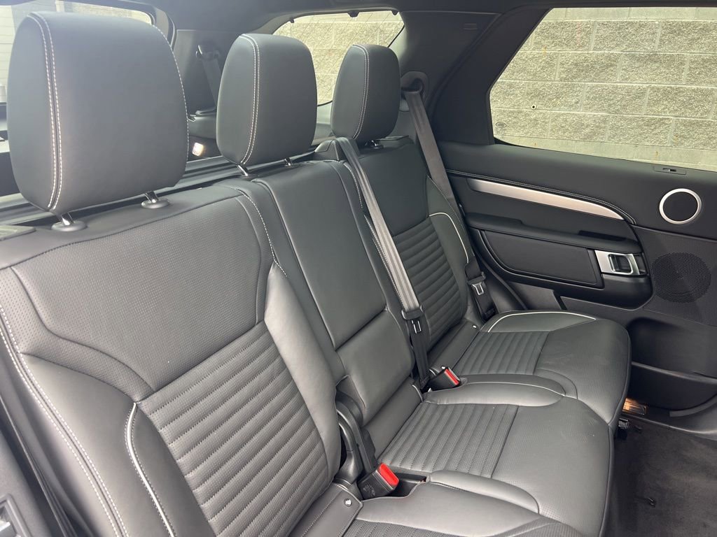 Used 2024 Land Rover Discovery Dynamic SE AWD/4WD image 18