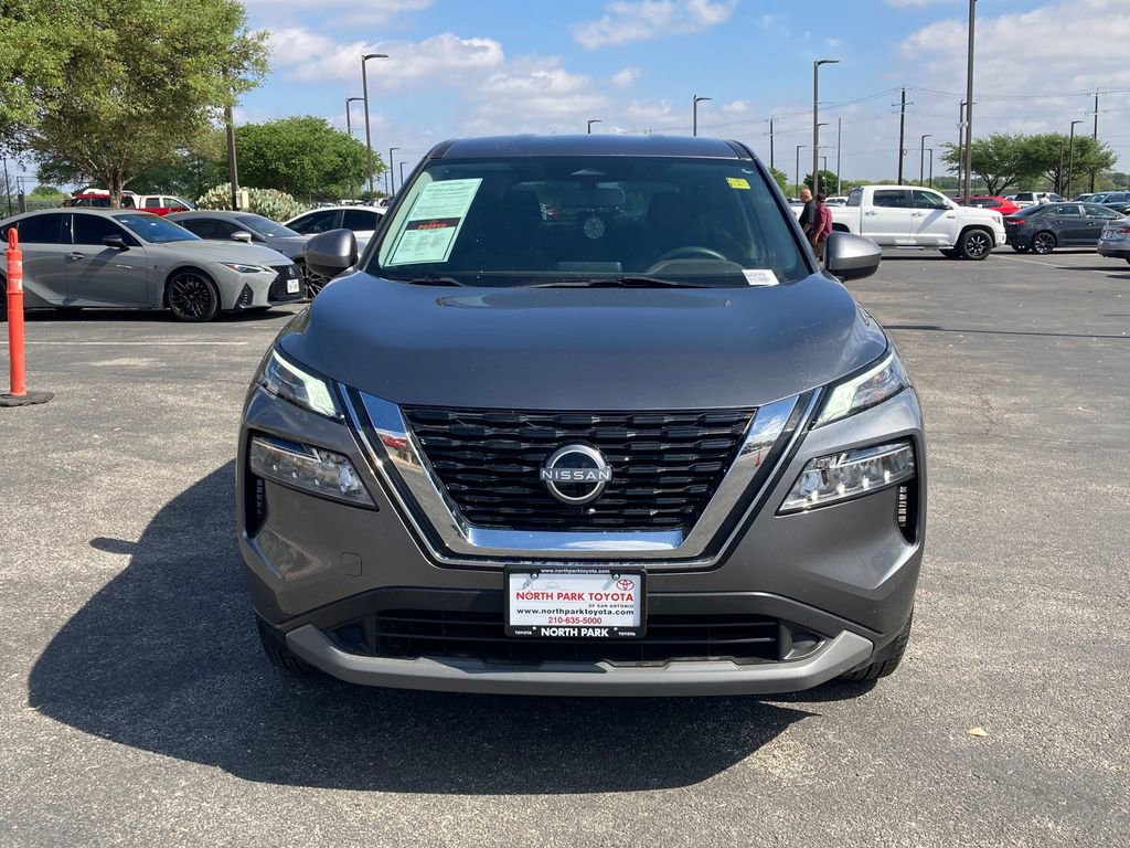 Used 2023 Nissan Rogue SV image 2