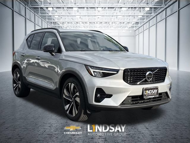 Used 2023 Volvo XC40 B5 Plus w/ Driver Assist Package AWD/4WD image 3