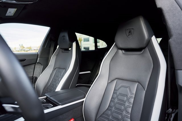 Used 2025 Lamborghini Urus SE image 3