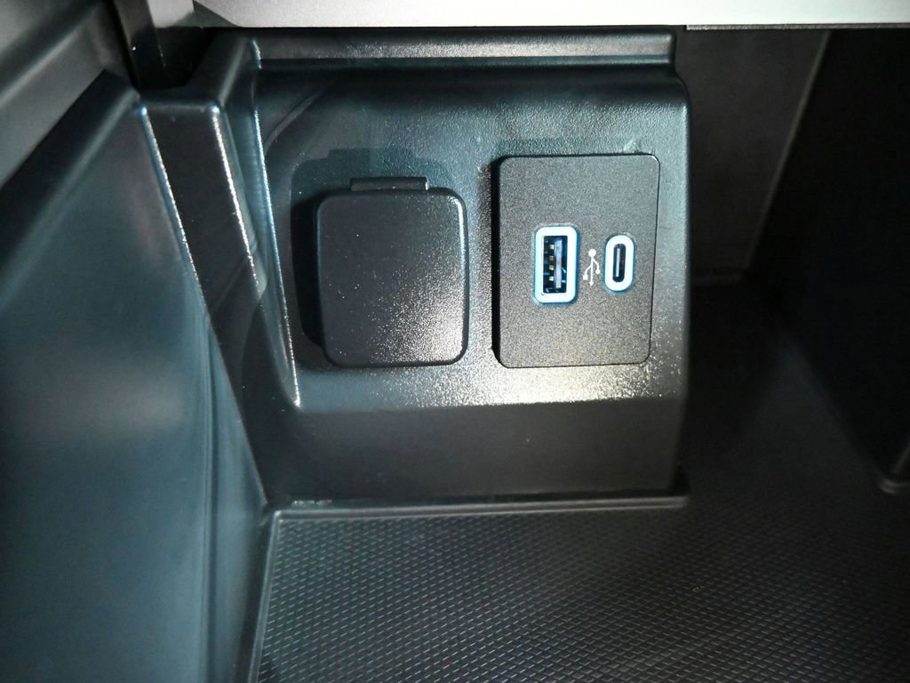 Used 2020 Ford Explorer Platinum w/ Premium Technology Package image 17