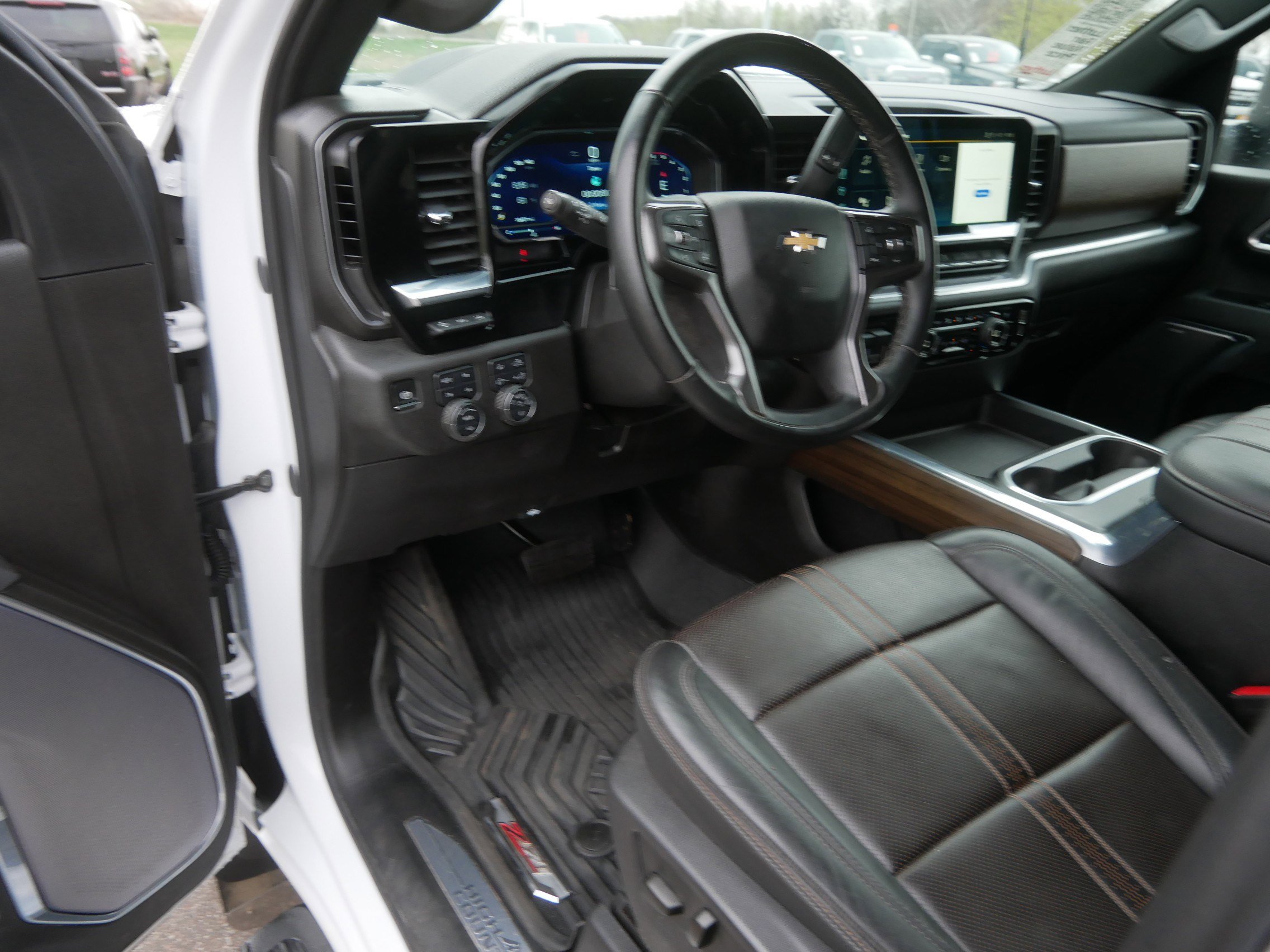 Used 2025 Chevrolet Silverado 3500 High Country w/ Technology Package AWD/4WD image 22