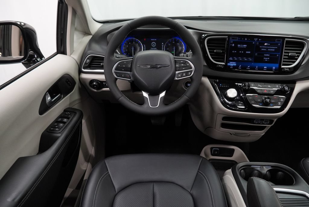 Certified 2024 Chrysler Pacifica Touring-L FWD image 26
