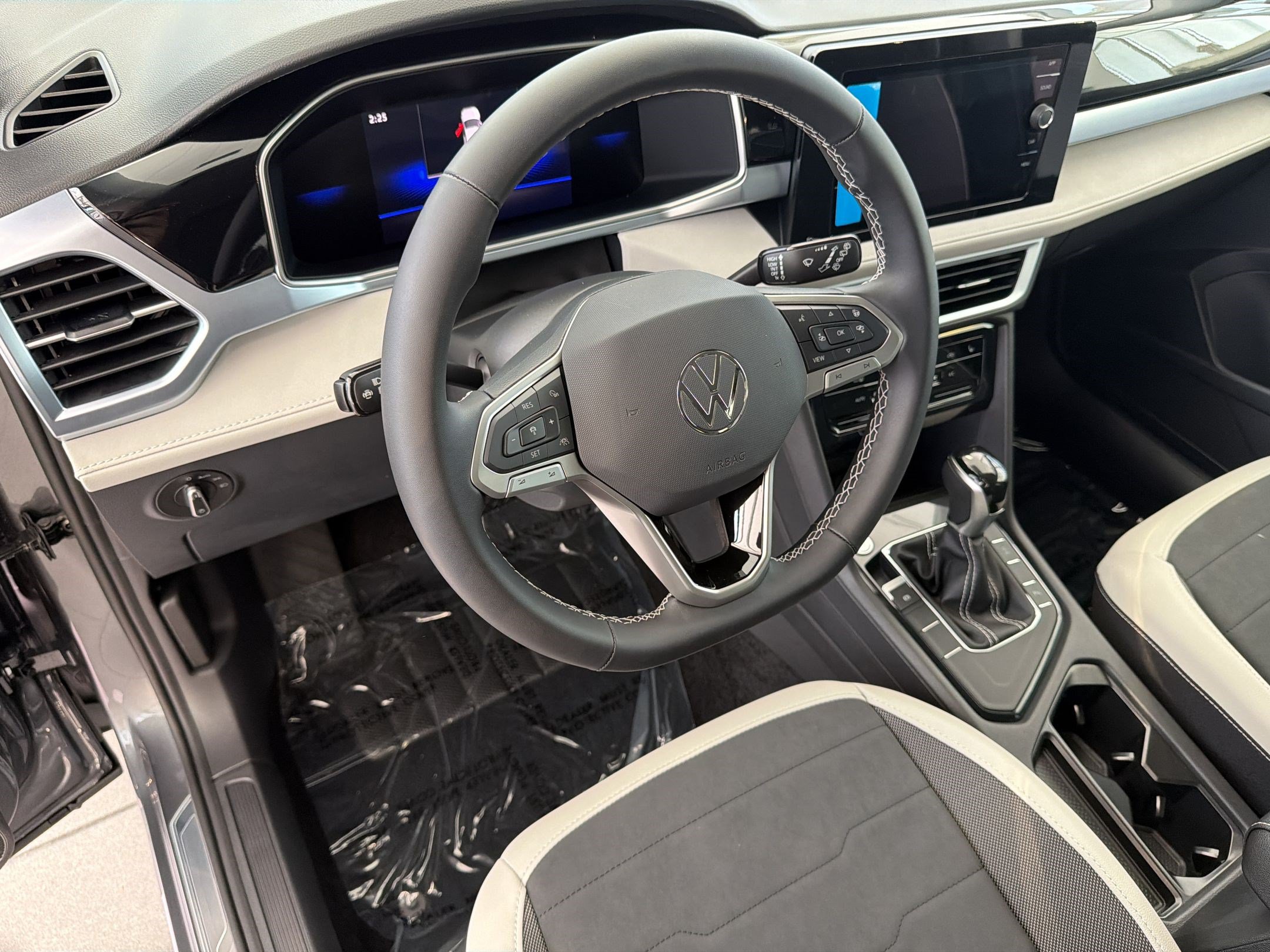 New 2026 Volkswagen Taos SE FWD image 4