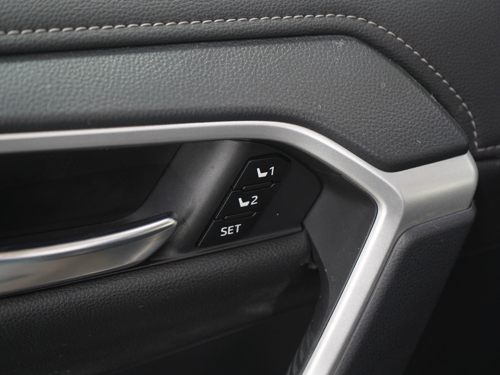 Used 2019 Toyota RAV4 Limited image 21