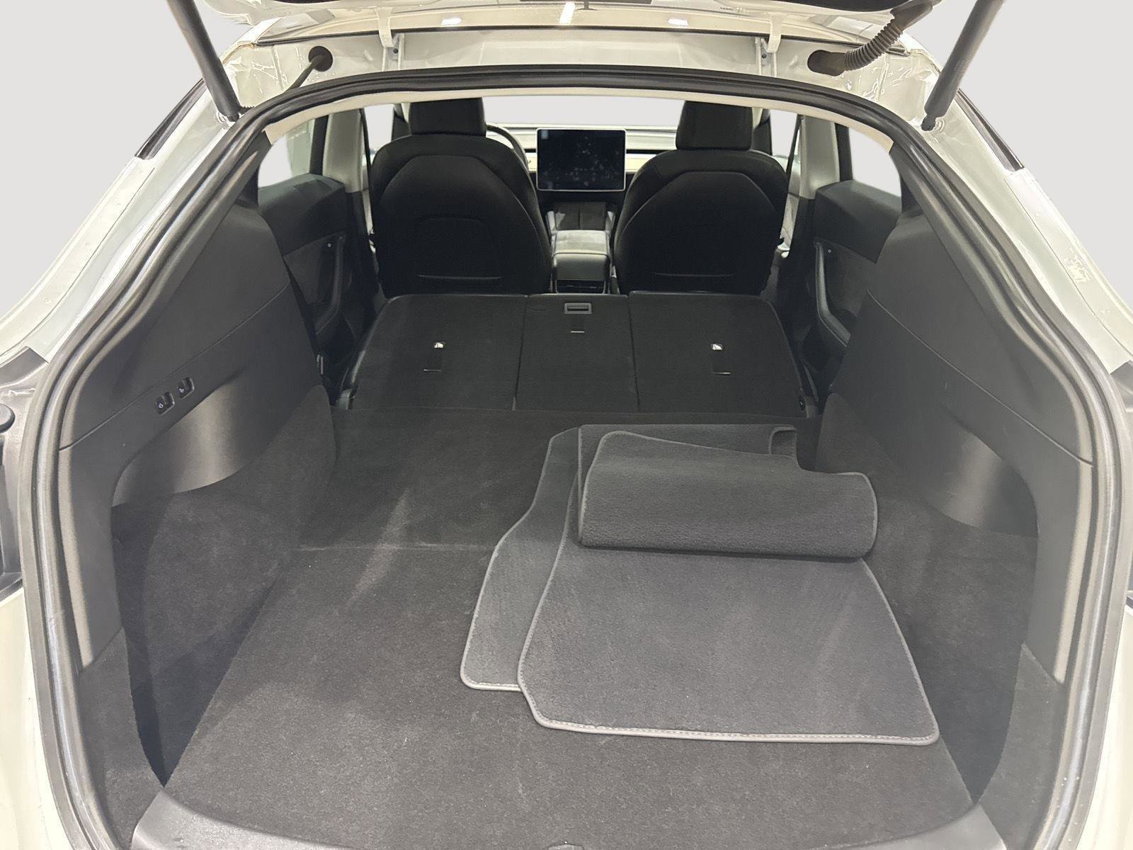 Used 2022 Tesla Model Y Long Range image 16