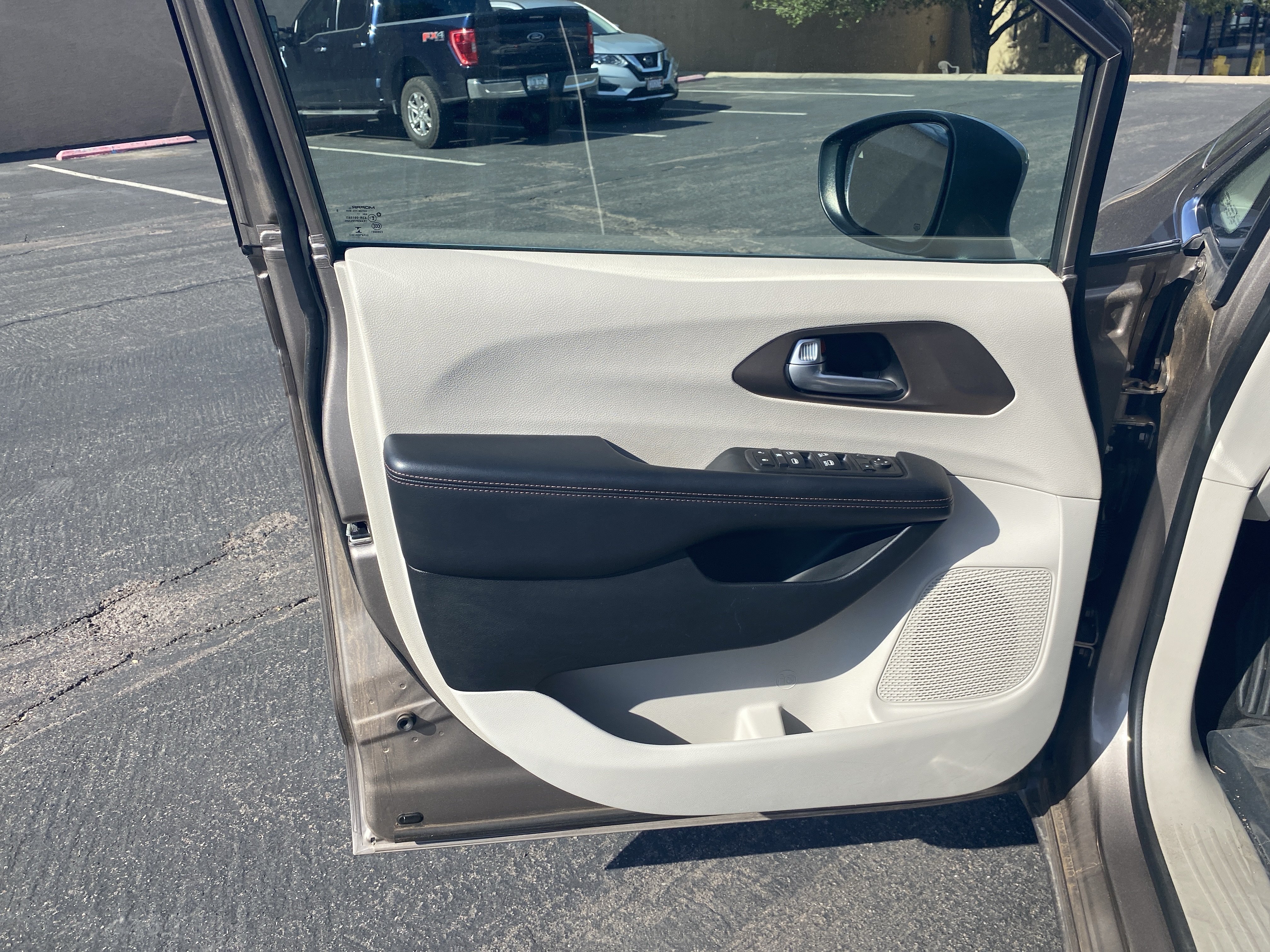 Used 2018 Chrysler Pacifica LX w/ Tire & Wheel Group FWD image 7