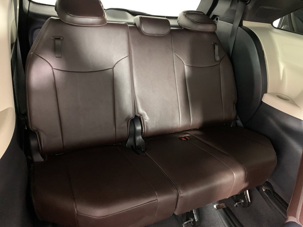 Used 2021 Toyota Sienna Platinum image 27
