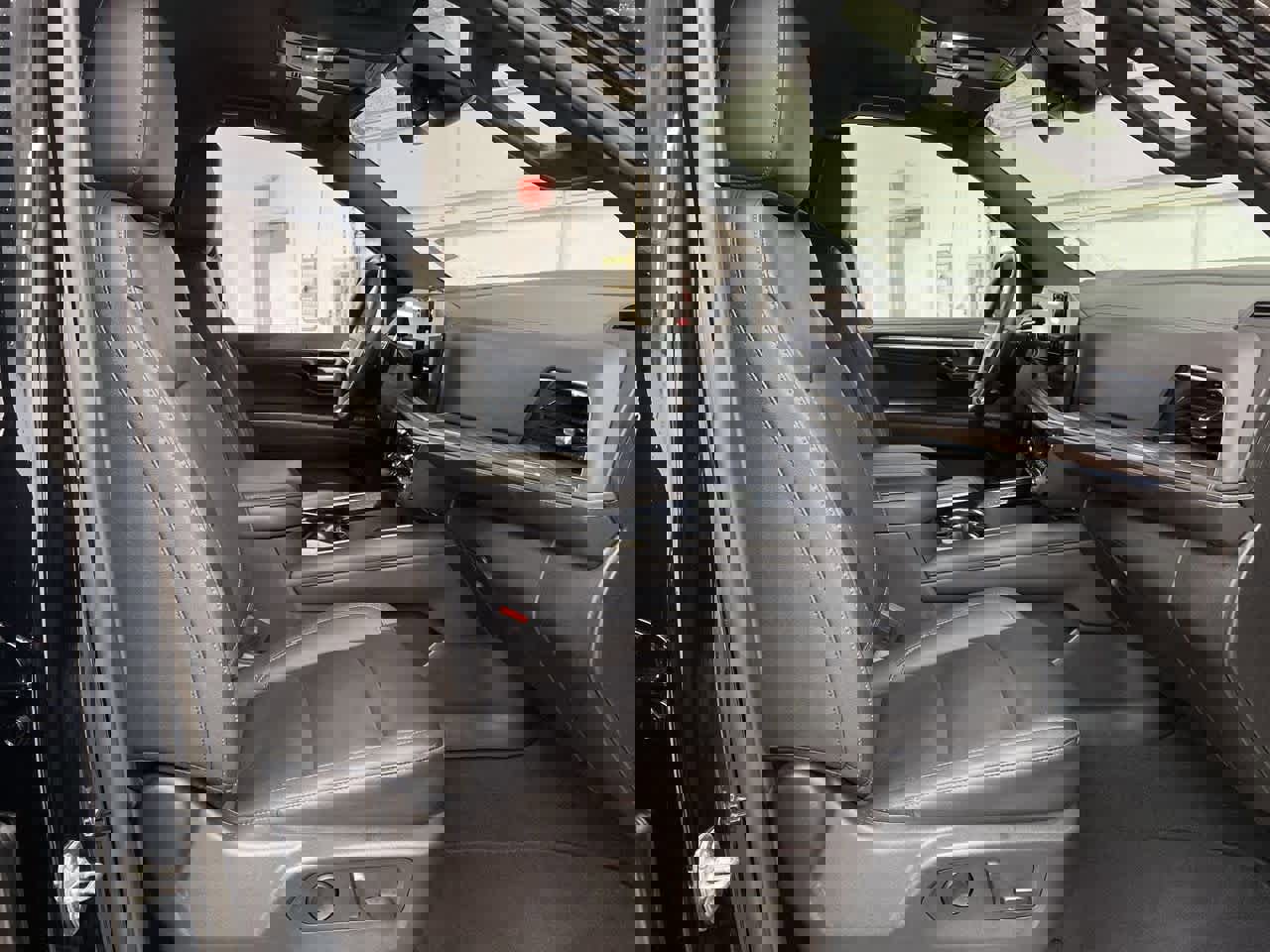 Used 2025 Chevrolet Suburban Z71 image 19