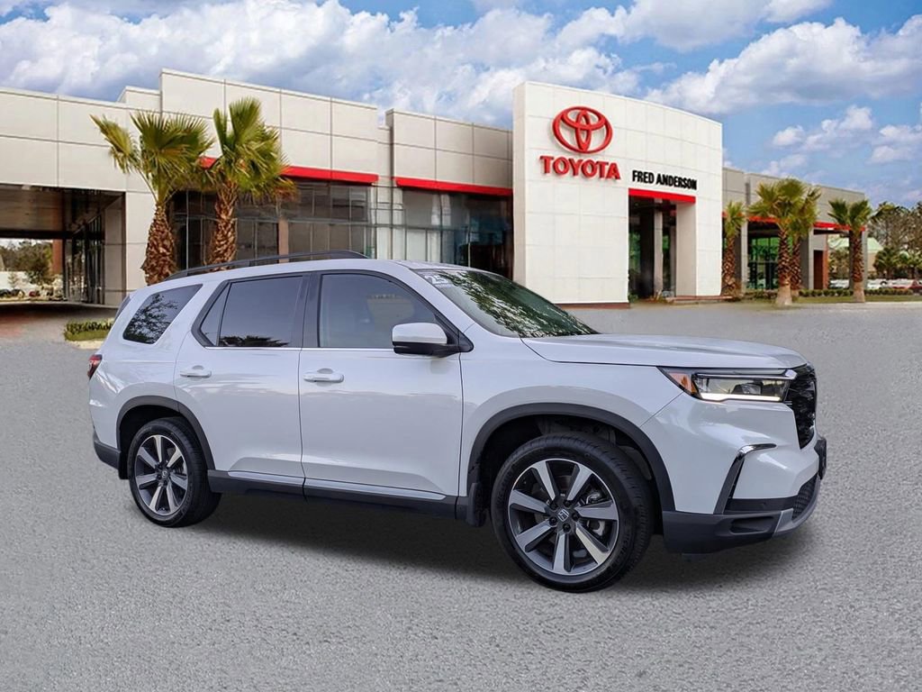 Used 2025 Honda Pilot Touring image 1
