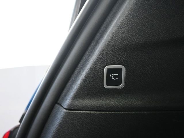 Used 2025 Chrysler Pacifica Select image 9