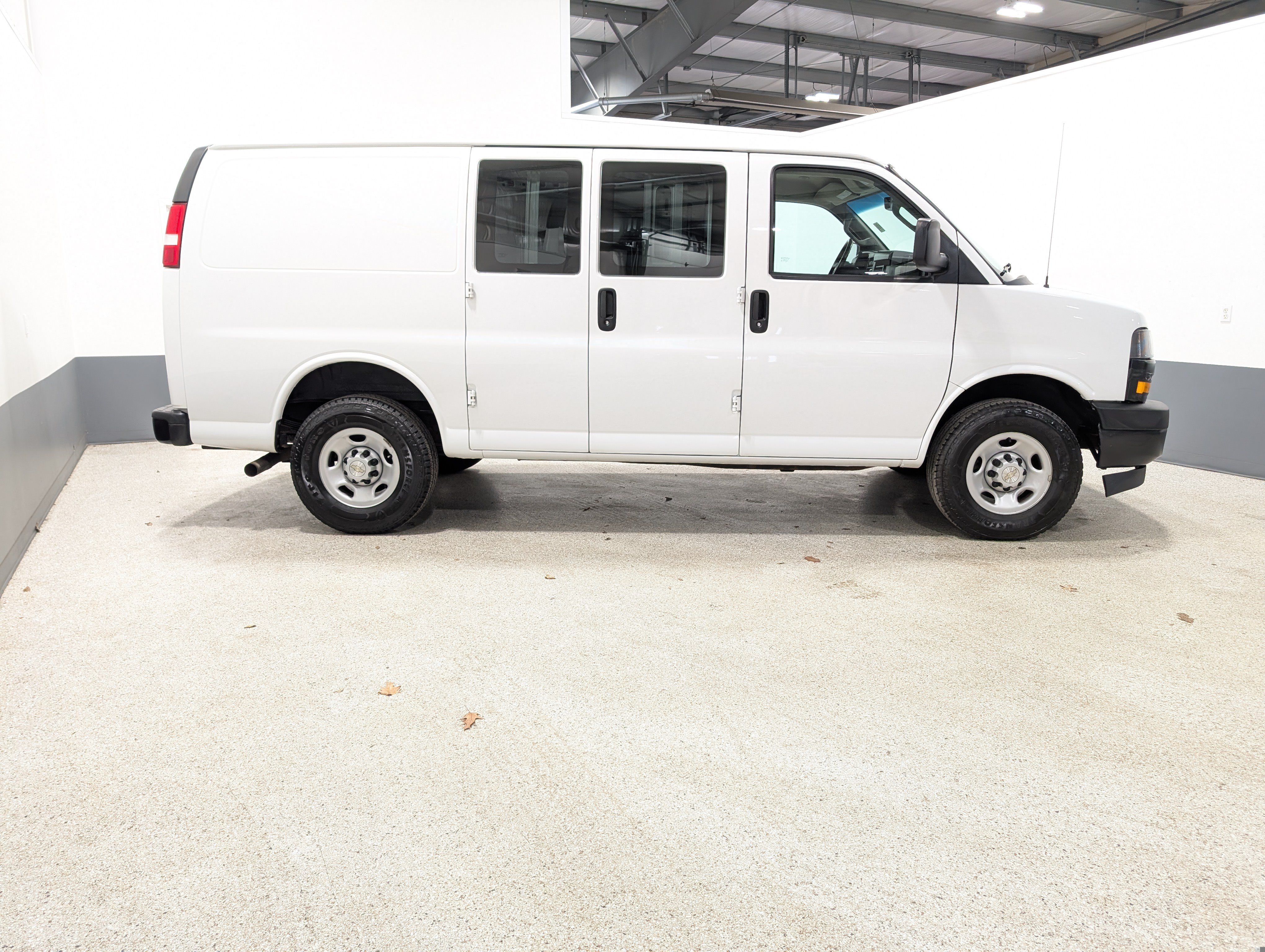 Used 2022 Chevrolet Express 3500 w/ Driver Convenience Package RWD image 2